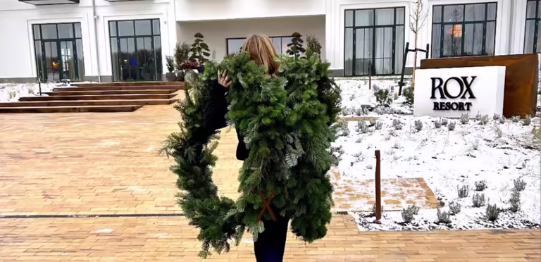 Julekranse og juledekorationer leveres til virksomhed som del af julepakke fra Jagtgården Juletræer