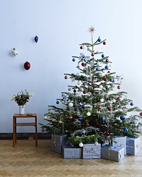 Juletræsdekoration med gran, lys og pynt fra Lunddahl Studio
